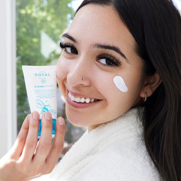 JAFRA ROYAL Clear Smart Shine Control Sunscreen Broad Spectrum SPF25 Retail: $39 - Picture 5 of 7